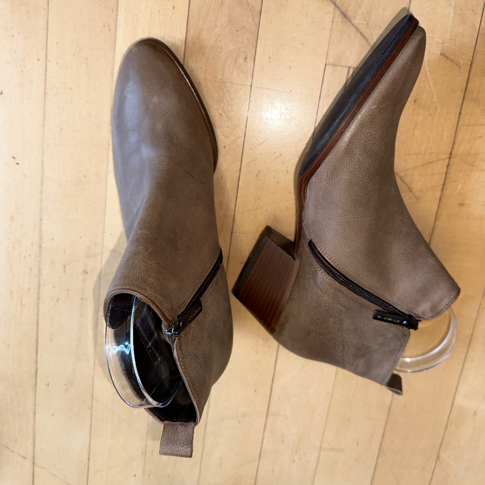 Aquatalia taupe ankle bootie, 8, CB2499 - Picture 2 of 7